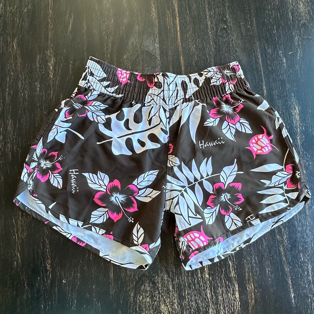 Hawaiian print swim short with back pocket. Size Medium